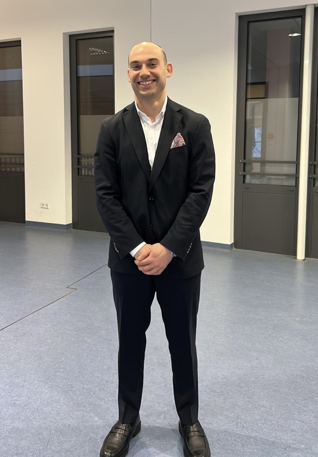Dr. med. Moritz Klaus nach der Verteidigung seiner Doktorarbeit